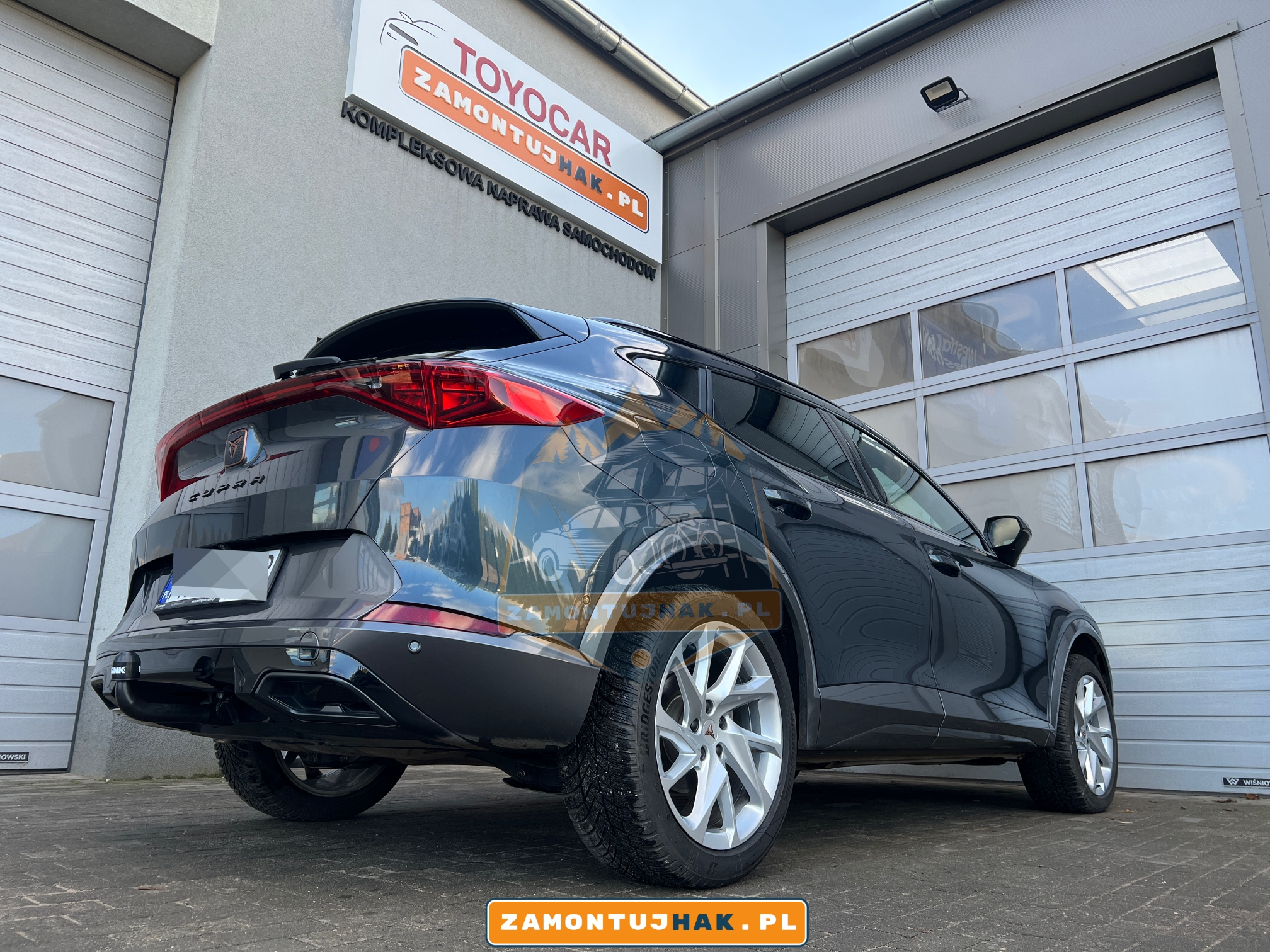 Zdjęcie Seata Cupry Formentor z zamontowanym hakiem holowniczym wypinanym pionowo Brink, zdjęcie zrobiono od tyłu z prawej strony